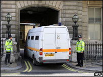 Policejní vůz před soudem