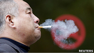 上海一名男士在禁煙標誌前吸煙（27/4/2011）