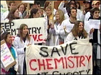大学生抗议撤消化学系