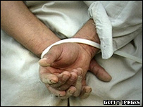 دستهای یک زندانی