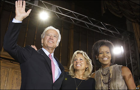 Thượng nghị sĩ Joseph Biden cùng vợ và bà Michelle Obama