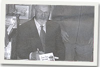 Dan Puw yn lawnsio ei lyfr