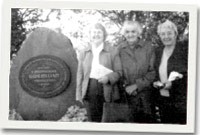 Tair o'r criw wrth gofeb Gwenllian