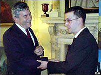 Premiê Gordon Brown e ativista Dan Glass