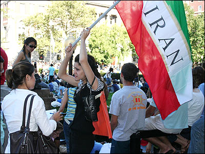 تظاهرات در محوطه و اطراف دانشگاه کلمبیای نیویورک در ارتباط با سخنرانی محمود احمدی نژاد - یک ایرانی پرچم ایران را در دست دارد