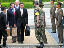 Sung Kim xách một chiếc hộp sang Nam Hàn