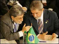 O presidente Lula e e o chanceler Celso Amorim na reunião em Montevidéu (foto: Foto: Ricardo Stuckert/Agência Brasil)