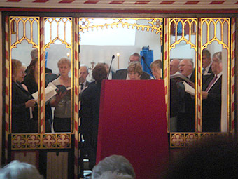 Cor St Donats yn canu yn y seremoni