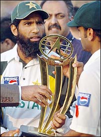 محمد یوسف مین آف دی میچ اور مین آف دی سیریز کا ایوارڈ حاصل کر رہے ہیں