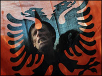 Burrë me flamur shqiptar