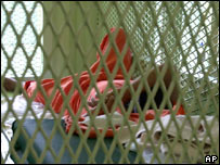 Hücresinde dinlenen bir tutsak