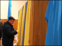 виборець на голосуванні