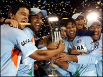 प्रवीण कुमार के साथ युवराज