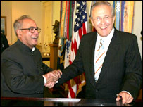 प्रणव मुखर्जी और डोनाल्ड रम्सफ़ेल्ड