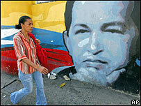 Seçimler sırasında Chavez'in resmedildiği bir duvar