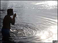 Homem em lago em Pequim, na China