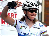 Nicole Cooke yn dathlu yn y Fenni