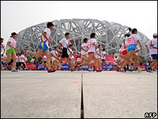 Người dân Bắc Kinh chạy qua sân vận động Olympic