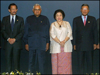 आसियान देशों की बैठक में हिस्सा लेने गए वाजपेयी