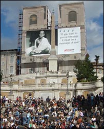 रोम में एक प्रदर्शन के दौरान महात्मा गांधी का पोस्टर