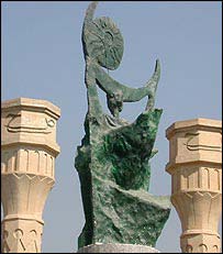 Nova estátua da Praça Firdus