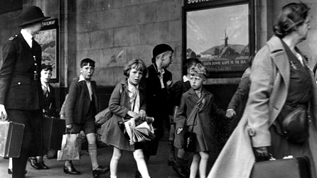 Plant Llundain yn paratoi i adael yn ystod yr Ail Ryfel Byd.