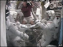 خدمه شاتل آماده پیاده روی فضایی می شوند