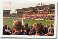 Gwylio gêm ar y Cae Ras