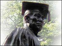 Tượng Bá Tước Okuma Shigenobu, một trong những chính khách Nhật giúp Phong trào Đông Du 