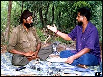 ویراپن ایک مقامی صحافی کے ساتھ