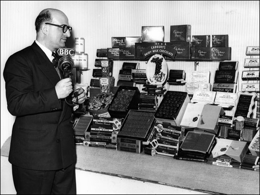 BBC Türkçe'den Mehmet Refiğ, İki Şehir programının kayıtları için gittiği Birmingham yakınlarındaki Bournville'de Cadburys tarafından üretilen mamulleri inceliyor. Bu fabrika, o dönemde Giresun fındıklarının başlıca müşterileri arasında. İki Şehir programı, o bölümünde Giresun ve Bournville'i buluşturmuştu. 07/01/1955 © BBC