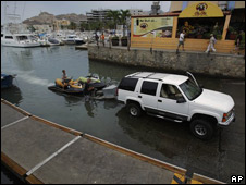  Retiran motos acuáticas del mar antes de la llegada del temporal. 