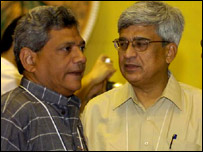 वामपंथी नेता सीताराम येचूरी और प्रकाश करात