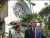 Hai vợ chồng tổng thống Bush ở Hà Nội