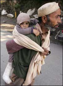 ایک باپ اپنے زخمی بچے کو لے کر جا رہا ہے