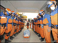 ادای احترام امدادگران به یک قربانی زمین لرزه