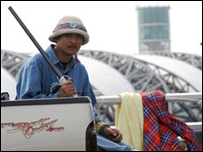 Một người biểu tình tại sân bay quốc tế Bangkok