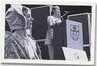 Y gyflwynwraig Branwen Gwyn yn adrodd hanes Dili Minllyn o storiau Beatrix Potter