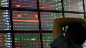 Một người quan sát màn hình chứng khoán tại Ngân hàng Á Châu ở Hà Nội hôm 22/8