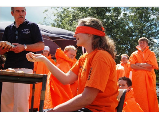 Sally na roleta-russa de ovos (Foto: Wacky Nation)