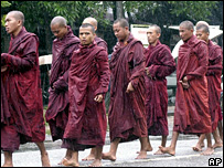 Các sư sãi tuần hành phản đối