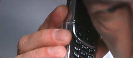 hombre hablando por teléfono