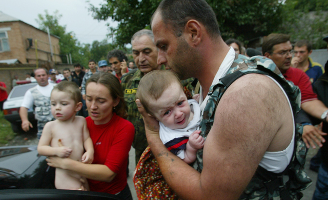 बेसलान में बच्चों की रिहाई का दृश्य. (तस्वीर-एपी)