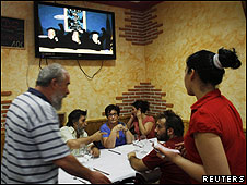 Clientes de un restaurante madrileño almuerzan mientras el anuncio de ETA es teleretransmitido.