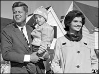 John Fitzgerald Kennedy s manželkou Jacqueline