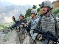 نیروهای آمریکا درحال گشتزنی در کوهی در کونار