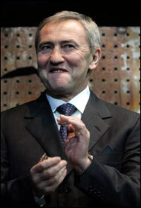 Леонід Черновецький аплодує на фестивалі Молодість. Фото УНІАН