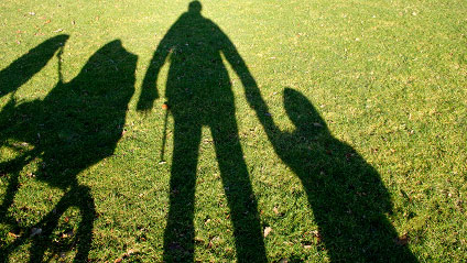 Llun o gysgodion teulu