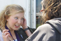 Ceri Elen yn cael ei holi ar gyfer y radio