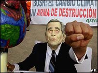 Boneco representando o presidente Bush